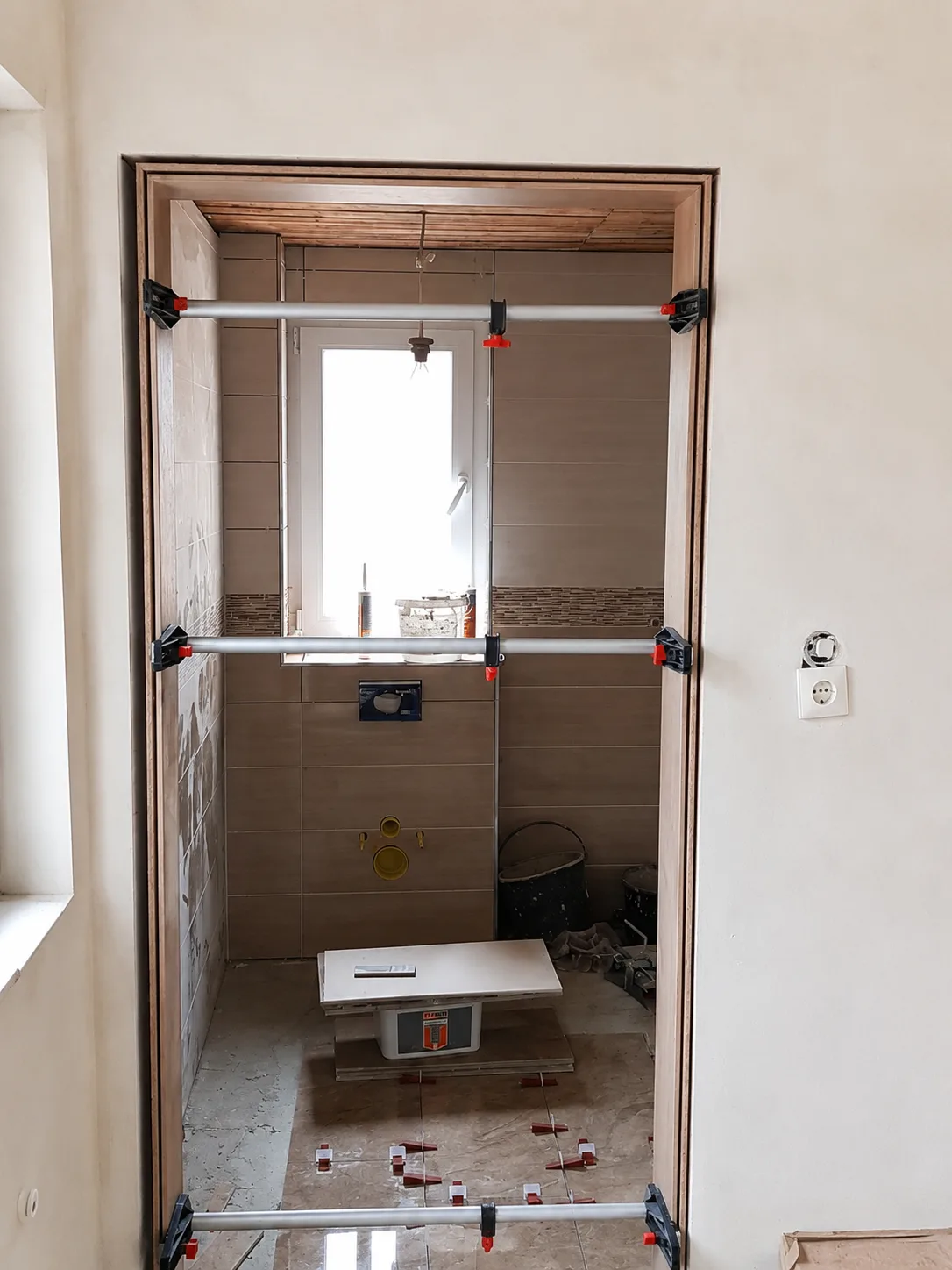 Neu gefliestes Badezimmer nach der Sanierung
