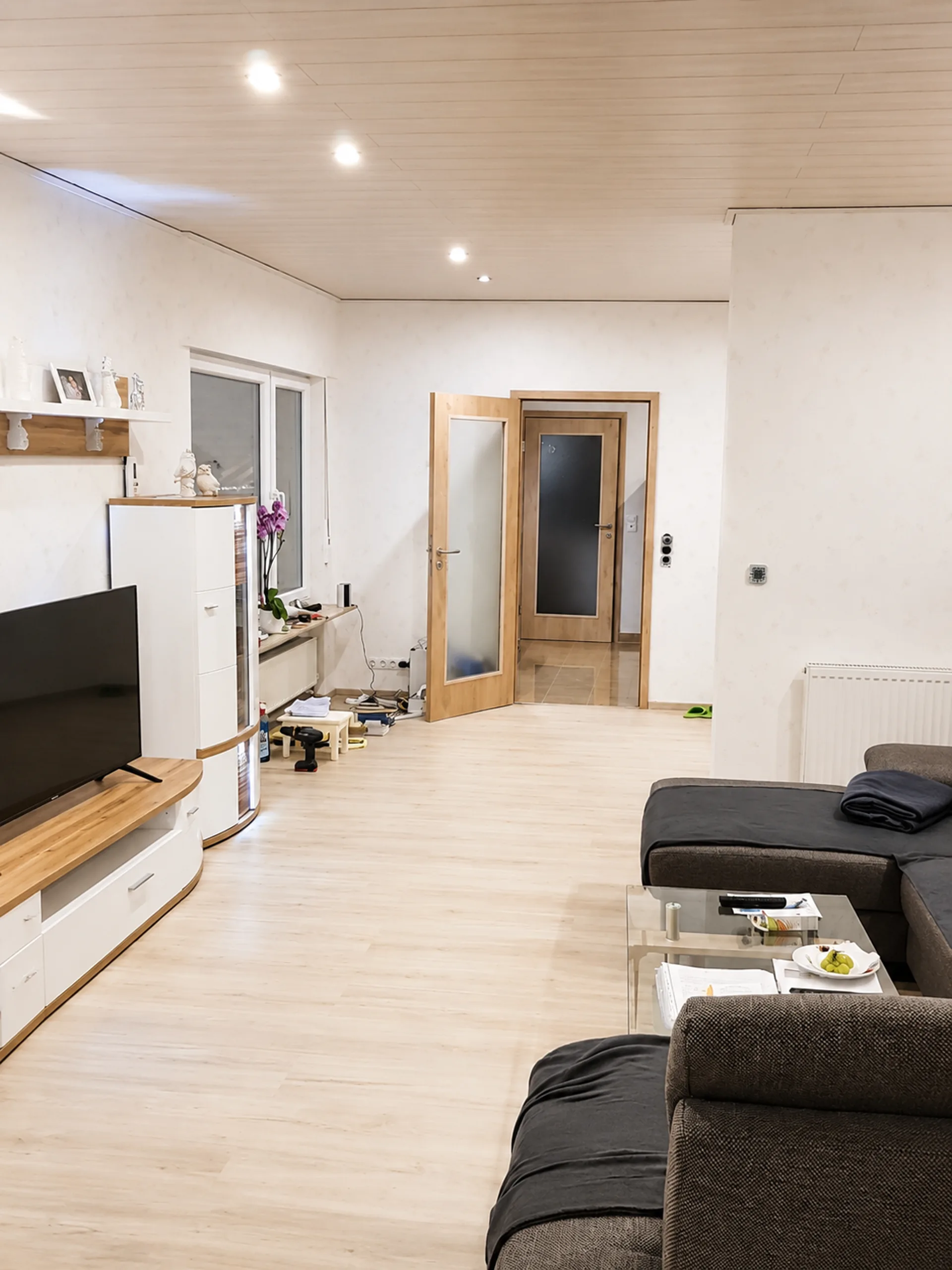 Fertig ausgebauter Wohnraum mit neuer Decke, Boden und Einrichtung