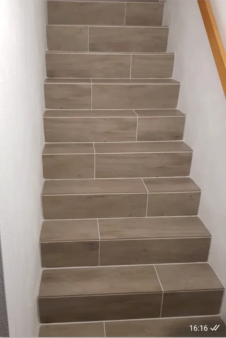 Fertig gefliester Treppenaufgang