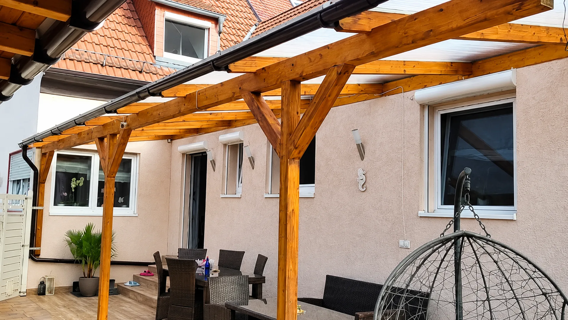 Fertige Terrassenüberdachung mit Dach und Beleuchtung